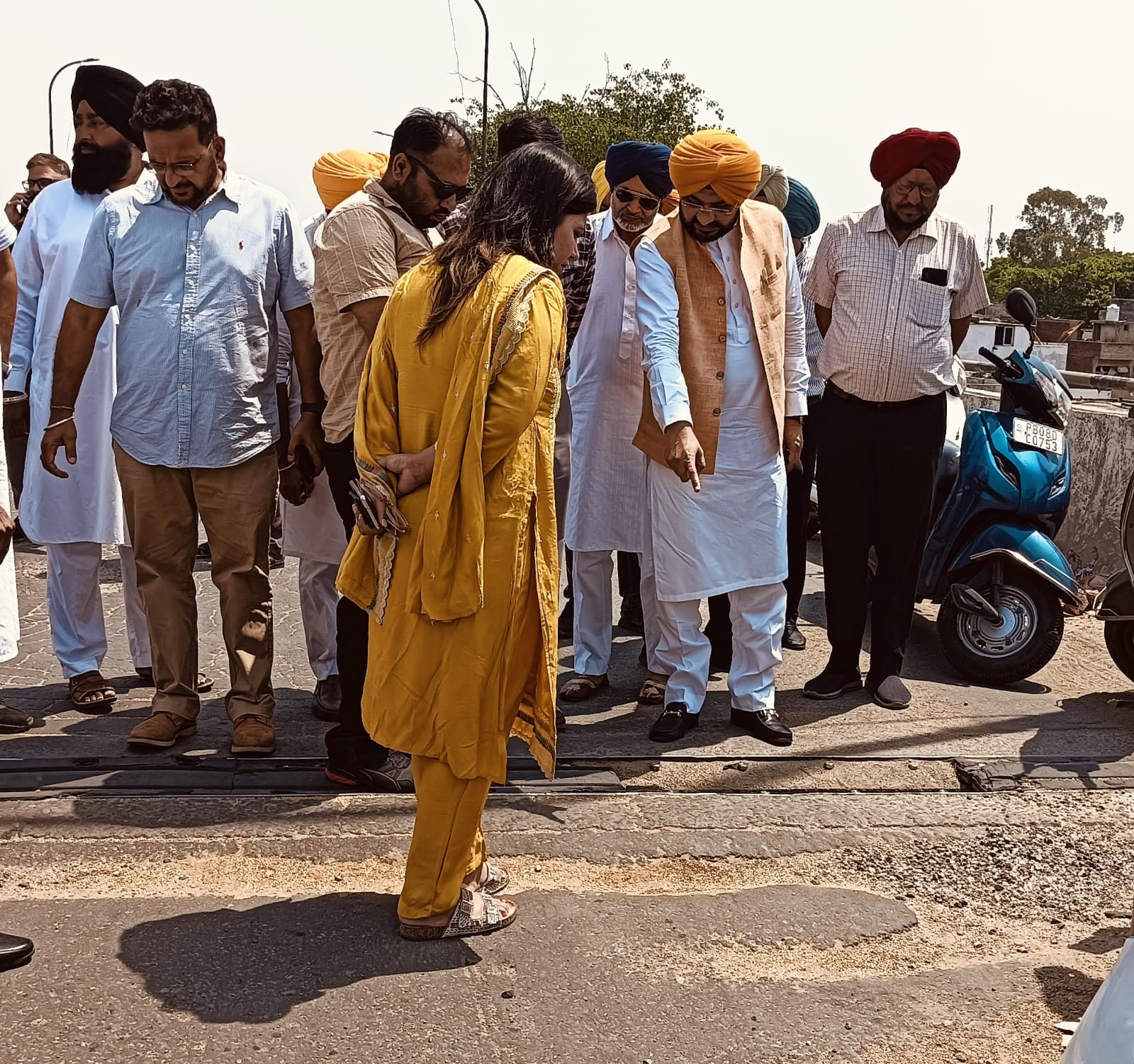 ਕੈਬਨਿਟ ਮੰਤਰੀ ਤਰੁਨਪ੍ਰੀਤ ਸਿੰਘ ਸੌਂਦ ਨੇ ਵੱਖ-ਵੱਖ ਵਿਭਾਗਾਂ ਦੇ ਉੱਚ ਅਧਿਕਾਰੀਆਂ ਨੂੰ ਨਾਲ ਲੈ ਕੇ ਸਮਰਾਲਾ ਰੋਡ ਖੰਨਾ ਦੇ ਪੁਲ ਦਾ ਦੌਰਾ ਕੀਤਾ