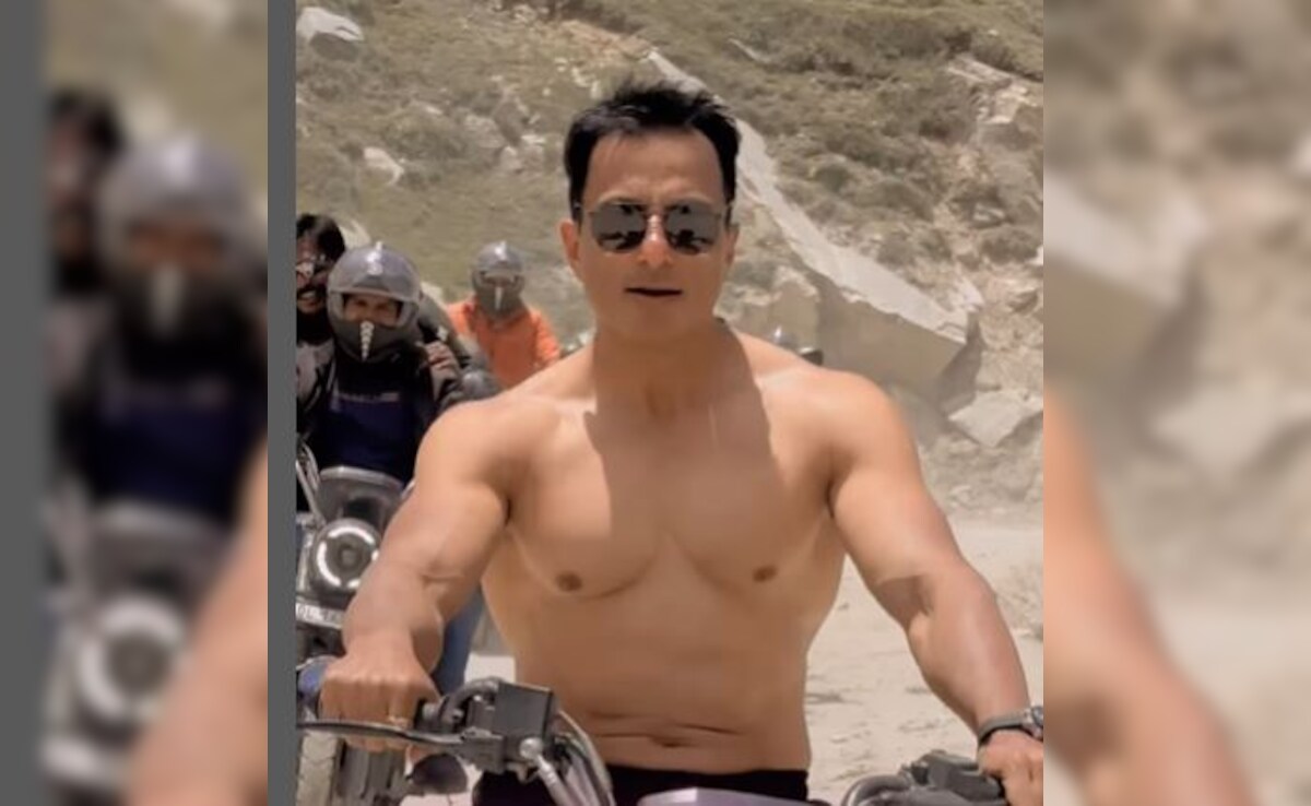 ਸੋਨੂੰ ਸੂਦ ਨੇ ਉੱਡਾਈਆਂ ਟ੍ਰੈਫਿਕ ਨਿਯਮਾਂ ਦੀਆਂ ਧੱਜੀਆਂ, ਸ਼ਰਟਲੈੱਸ ਹੋ ਕੇ ਬਿਨਾਂ ਹੈਲਮੈਟ ਦੇ ਚਲਾਈ ਬਾਈਕ