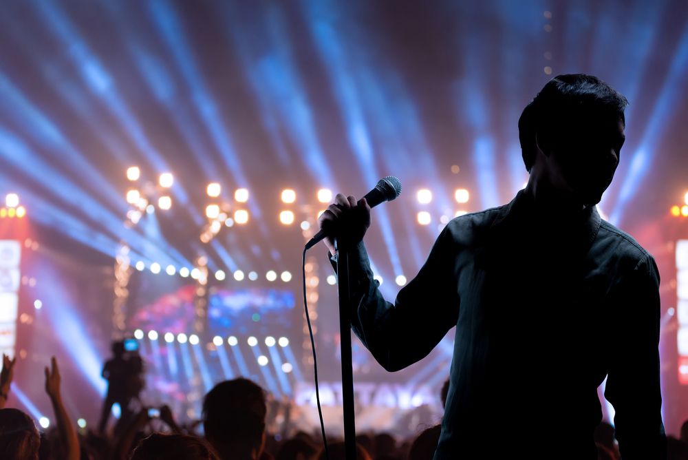 ਮਸ਼ਹੂਰ Singer ਦੇ ਔਰਤਾਂ ਨਾਲ ਨਾਜਾਇਜ਼ ਸਬੰਧ ! ਪਤਨੀ ਨੂੰ ਭੇਜਿਆ ਕਾਨੂੰਨੀ ਨੋਟਿਸ