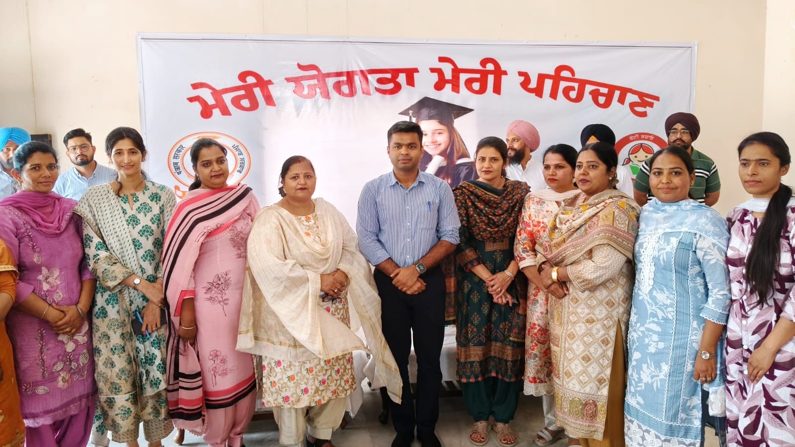 ‘ਮੇਰੀ ਯੋਗਤਾ ਮੇਰੀ ਪਹਿਚਾਣ’ ਮੁਹਿੰਮ ਤਹਿਤ ਲੁਧਿਆਣਾ ਦੇ ਪਿੰਡ ਮਾਣਕਵਾਲ ਵਿੱਚ ਉੱਚ ਯੋਗਤਾ ਪ੍ਰਾਪਤ ਕਰਨ ਵਾਲੀਆਂ 11 ਮਹਿਲਾਵਾਂ ਦੇ ਘਰਾਂ ਅੱਗੇ ਲੱਗੀਆਂ ਨੇਮ ਪਲੇਟਾਂ
