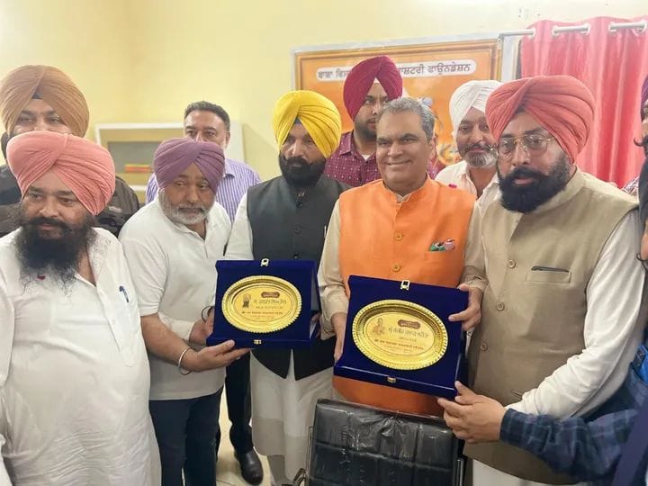 ਵਿਧਾਇਕ ਸਿੱਧੂ, ਕੌਂਸਲਰ ਸੋਮਾ ਤੇ ਸੱਗੂ ਵੱਲੋਂ ਕੈਬਨਿਟ ਮੰਤਰੀ ਅਰੋੜਾ “ਸ਼ਹੀਦ ਭਗਤ ਸਿੰਘ ਯਾਦਗਾਰੀ ਐਵਾਰਡ” ਨਾਲ ਸਨਮਾਨਿਤ